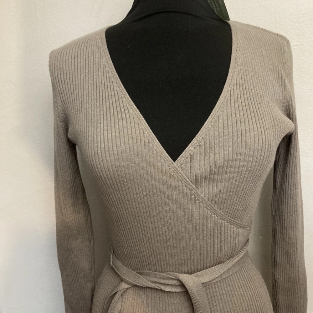 5-23 H&M Ribbed Sweater dress Belted Midi Medium NWT Bodycon - Picture 2 of 4